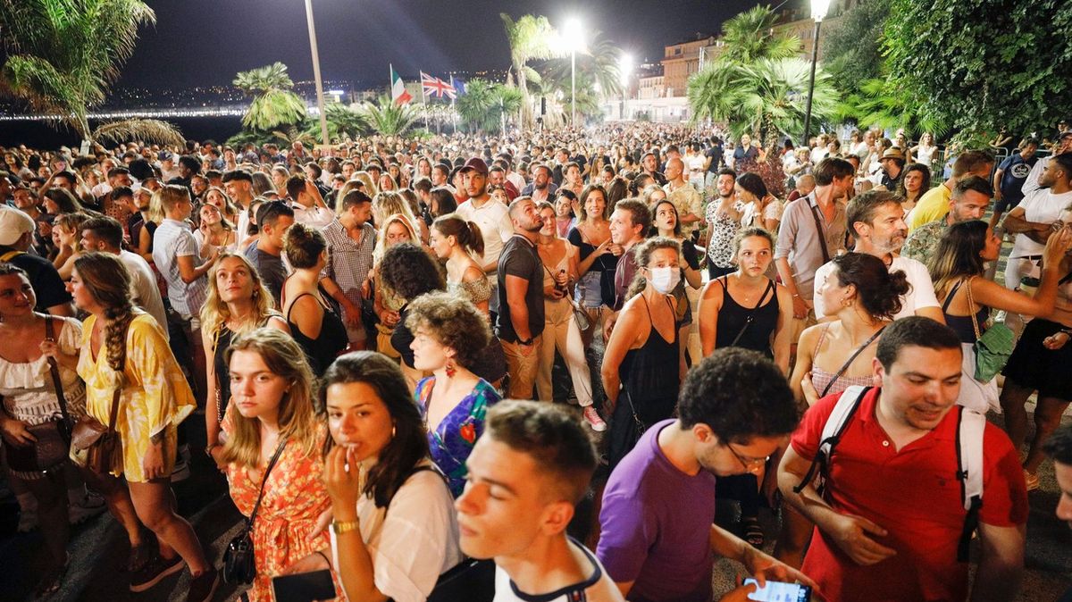 Léto na Riviéře: mladí v Nice šíleli a v Cannes se prodlužují pláže